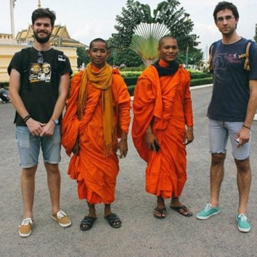 Miguel y Pau charlando con unos monjes en Phnom Penh